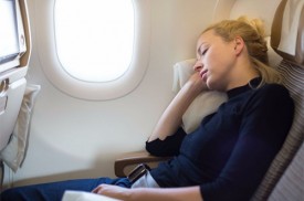 Mẹo ngủ thoải mái trên máy bay dù ngồi khoang phổ thông