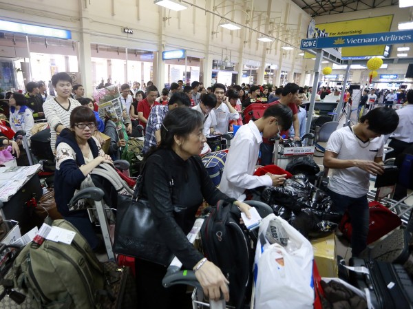 Tôi muốn gom chung hành lý xách tay của 3 người thành 1 vali xách tay 20kg có được không?